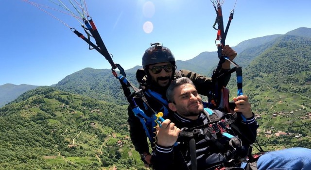 Artvinde engelli bireyler ilk kez yamaç paraşütü heyecanı yaşadı