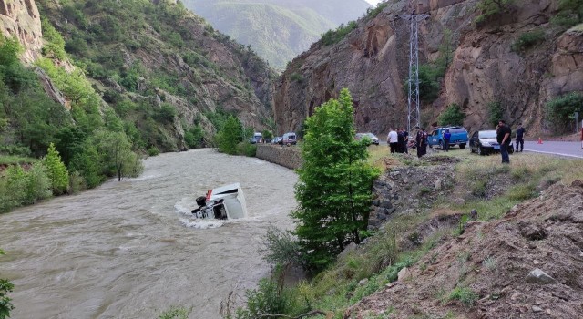 Artvinde nehre düşen kamyonetin sürücüsünü arama çalışmaları sürüyor