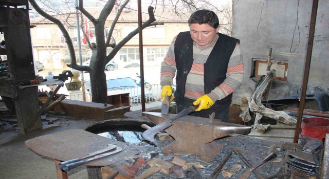 Atadan kalma yöntemle yapıyor siparişlere yetişmek için zamanla yarışıyor