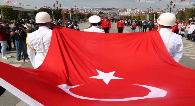 Atatürkü temsil eden bayrak karaya çıktı
