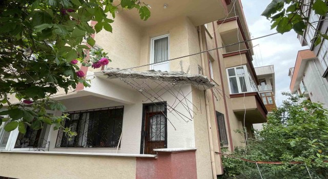 Avcılarda balkonu çöken 36 yıllık bina tahliye edildi