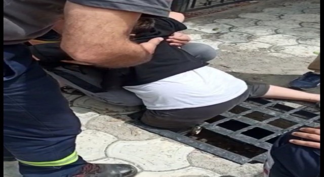 Ayağı mazgala sıkışan çocuğu itfaiye kurtardı