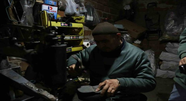 Ayakkabı tamir etmeden duramıyor