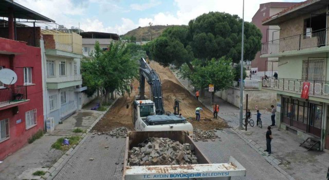 Aydın Büyükşehir Belediyesi Şerbetci Caddesinde sıcak asfalt çalışmalarına başladı