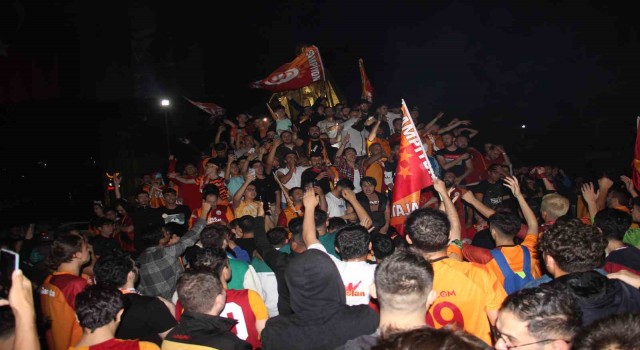 Aydında cadde ve sokaklar sarı-kırmızıya boyandı