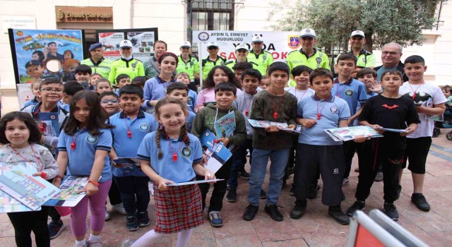 Aydında jandarma ve trafik ekipleri, vatandaşları bilgilendirdi