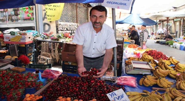 Aydında pazar tezgahları kırmızıya boyandı