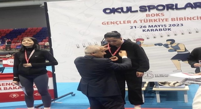Aydınlı sporcular madalyalara doymuyor