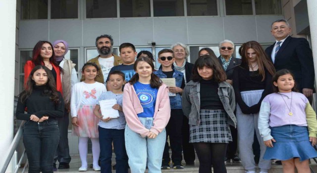 Ayvalıkta Nejat Hürbaş Hikâye Yarışmasında dereceye girenler ödüllerine kavuştu