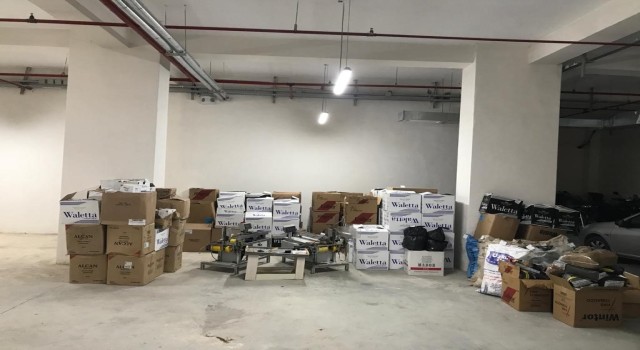 Baba ve oğullarına ait mekanlarda 7 milyon TLlik kaçak tütün ve makaron ele geçirildi