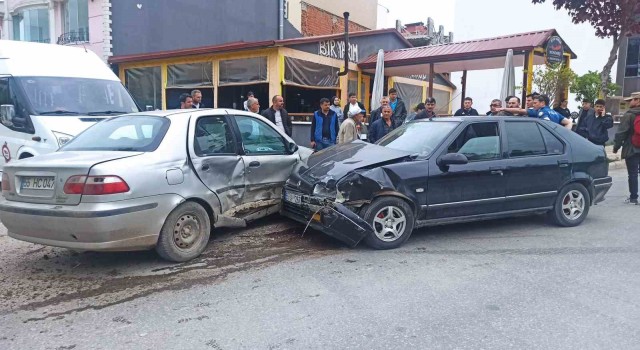 Bafrada iki otomobil çarpıştı: 2 yaralı