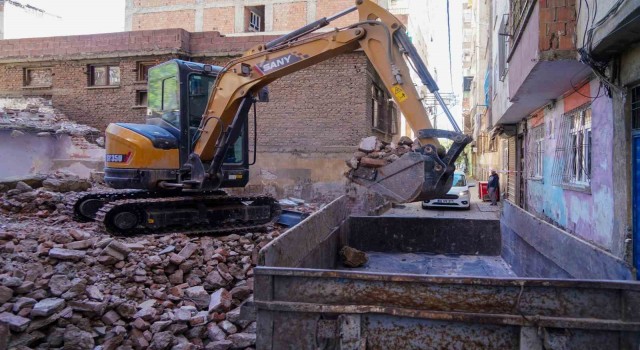 Bağlarda metruk yapıların yıkımı devam ediyor