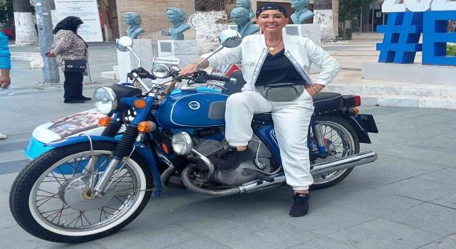 Bahar Öztan, Kemal Sunalla oynadığı filmdeki motosiklete 41 yıl sonra tekrar bindi