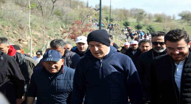 Bakan Akar: 40 yıldır milletimizin başına musallat olan beladan asil milletimizi kurtaracağız
