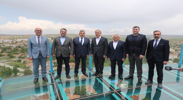 Bakan akar, Başkan Büyükkılıç ve Milletvekili Ersoy, Seyir Terasında Bünyanı izledi