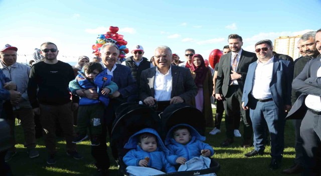 Bakan Akar ile Başkan Büyükkılıç, işçi ve aileleriyle konserde bir araya geldi