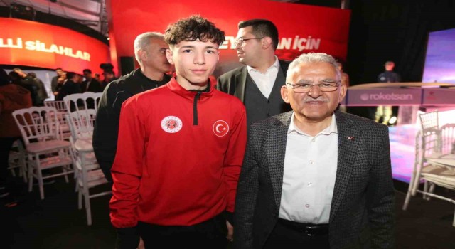 Bakan Akar ile gençlerle buluşan Başkan Büyükkılıçtan anlamlı şiir
