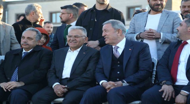 Bakan Akardan gençlerle keyifli buluşma