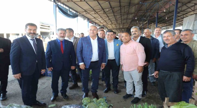 Bakan Çavuşoğlu hal esnafıyla buluştu