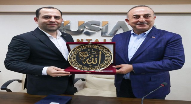 Bakan Çavuşoğlu, iş insanlarıyla bir araya geldi