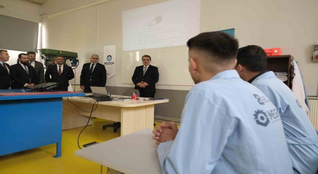 Bakan Dönmez MEGEMde eğitim alan kursiyerlerle bir araya geldi