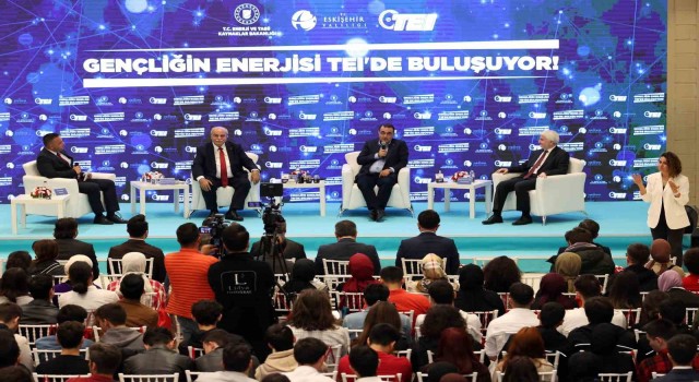 Bakan Dönmez TEIde üniversitelilerle bir araya geldi
