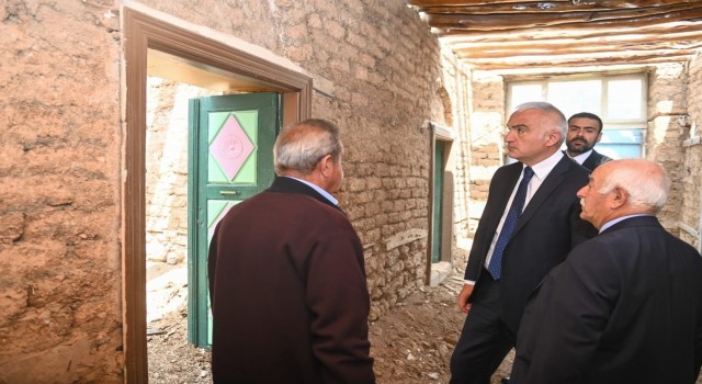 Bakan Ersoy, onarımları süren Cemevlerini ziyaret etti