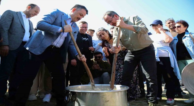 Bakan Kasapoğlu, Seferihisarda Millet Bahçesi yapılacak alanda incelemelerde bulundu