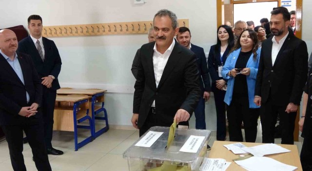 Bakan Özer oyunu Orduda kullandı