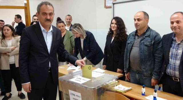 Bakan Özer oyunu Orduda kullandı