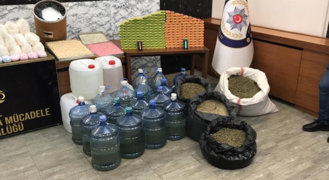 Bakan Soylunun duyurduğu operasyonda ele geçirilen uyuşturucular emniyette sergilendi