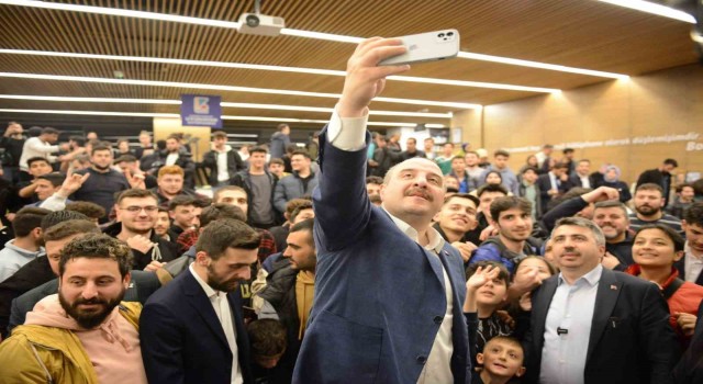 Bakan Varank, ‘Uyumayan Kütüphanede gençlerle buluştu