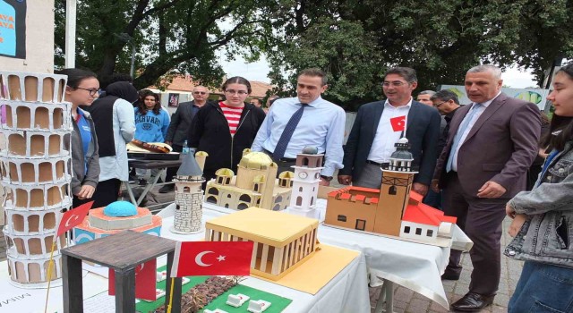 Balıkesirde 23 Okul öğrencilerinin eserleri sergilendi