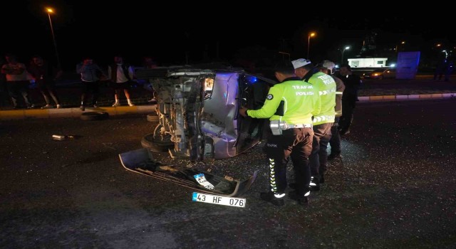 Balıkesirde elektrik direğine çarparak takla atan minibüsteki 3 kişi yaralandı