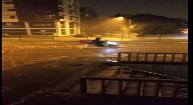 Balıkesirde hayatı felç eden sağanak böyle görüntülendi