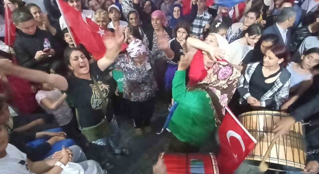 Balıkesirde Roman vatandaşlar Cumhurbaşkanı Erdoğanın zaferini kutladı