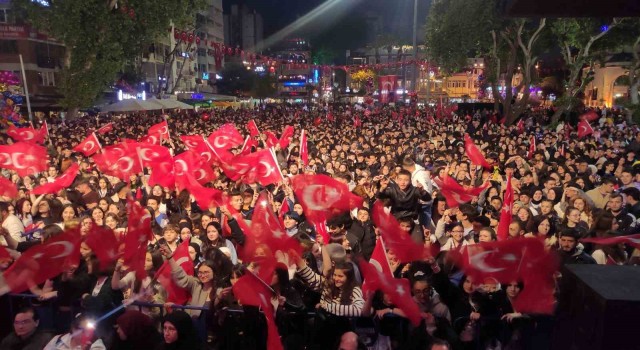 Bandırmada önce fener alayı sonra konser