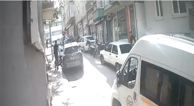 Bandırmada yaşlı adamı darp etti, güvenlik kameralarına yansıdı