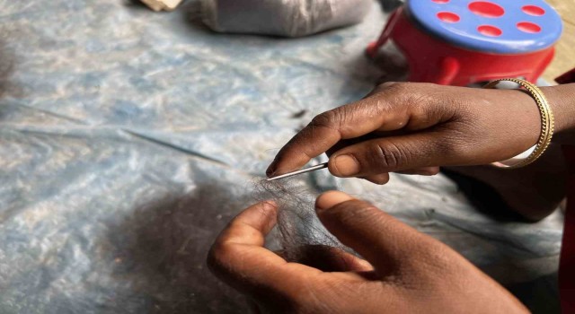 Bangladeşli kadınlar günlük 50 takaya çalışıp 8 bin taka değerinde peruk üretiyor