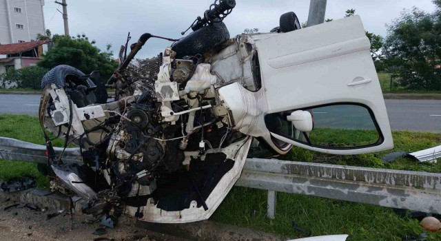 Bariyere çarpan hafif ticari araç takla attı: 1i ağır 2 yaralı