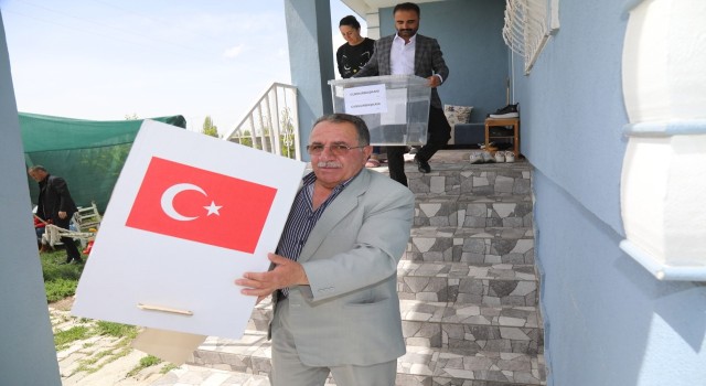 Başkalede hasta ve engelli seçmen seyyar sandıkta oy kullandı