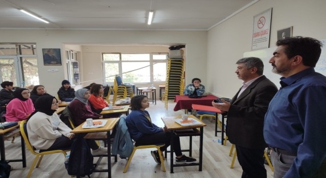 Başkan Akçadurak, üniversiteye hazırlanan gençleri ziyaret etti