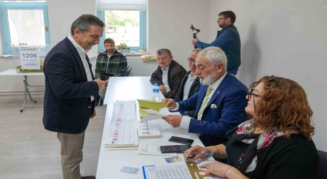 Başkan Ataç eşi ve kızı ile birlikte sandık başına gitti