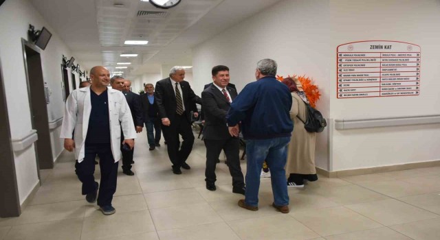 Başkan Bakkalcıoğlu, hastanede yatan hastaları ziyaret etti