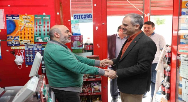 Başkan Çiftçi, hem esnafın taleplerini dinliyor hem de yapılan projeleri anlatıyor
