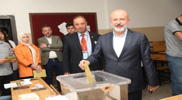 Başkan Çolakbayrakdar, ailesiyle birlikte oy kullandı