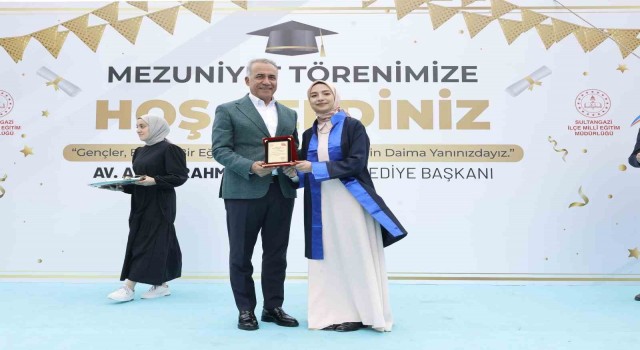 Başkan Dursun, liseli gençlerin mezuniyet mutluluğuna ortak oldu