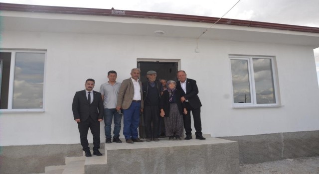 Başkan Oprukçu Anakız Öğerin evini teslim etti