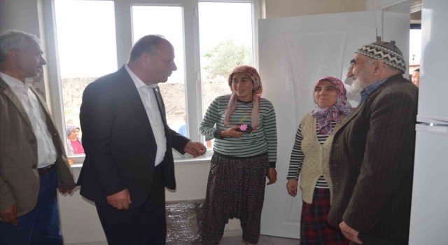 Başkan Oprukçu, evi depremde hasar gören ailenin yüzünü güldürdü