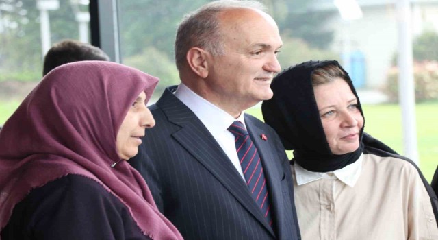 Başkan Özlü özel anneleri yalnız bırakmadı